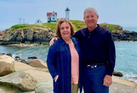 Couple in front of Lighthouse, Photo Courtesy of: Maine Day Trip Tours
