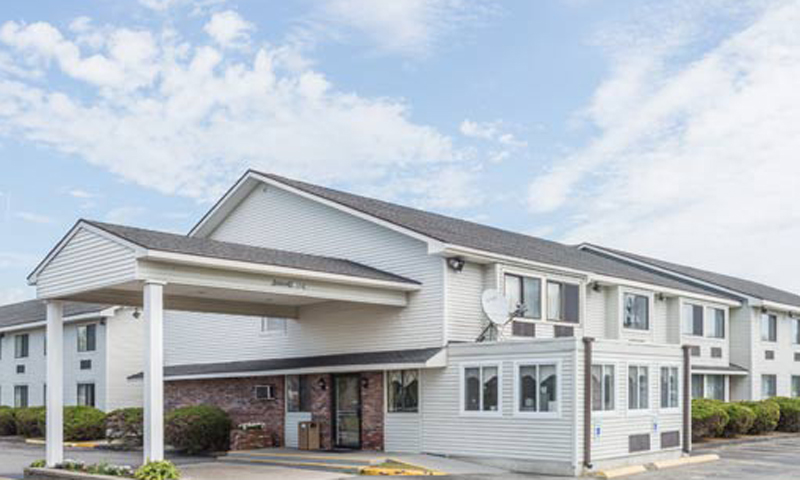 Hotel Exterior, Photo Courtesy of Super 8