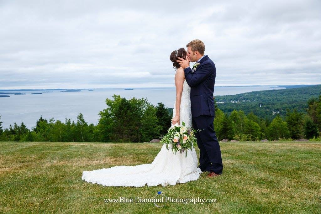 Couple Kissing. Photo Credit: Bob Young (Blue Diamond Photography) Photo Credit: Bob Young (Blue Diamond Photography)