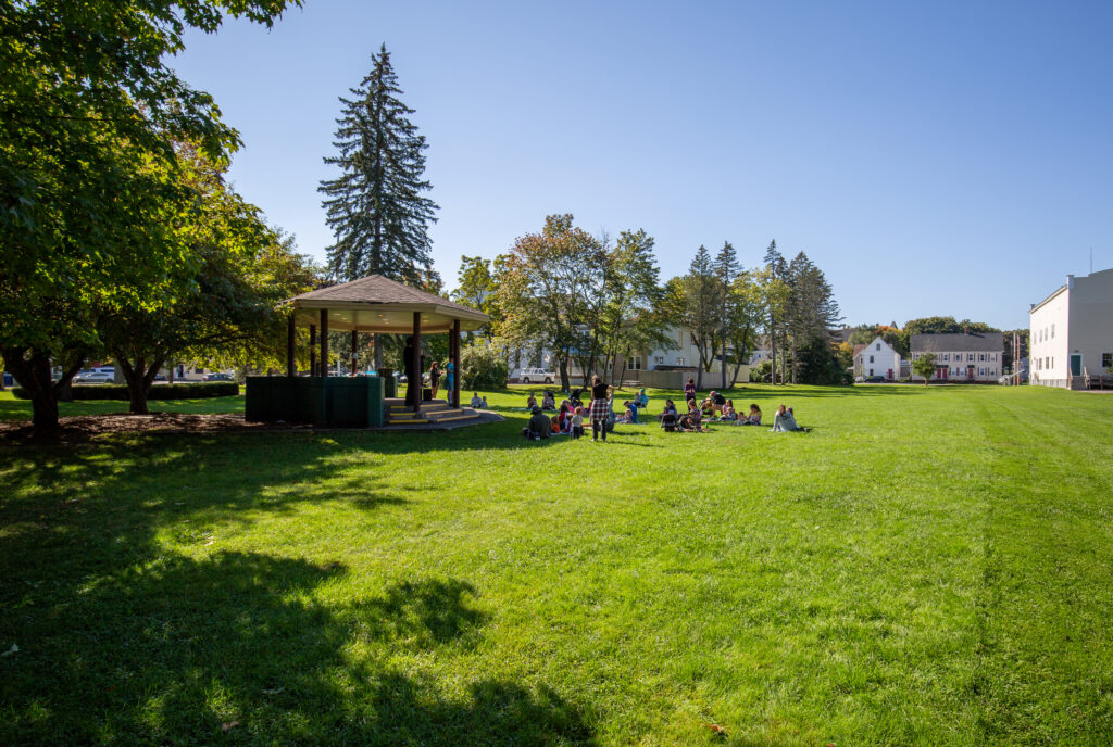Riverbank Park Photo Credits: Serena Folding Riverbank Park, Photo Credits: Serena Folding