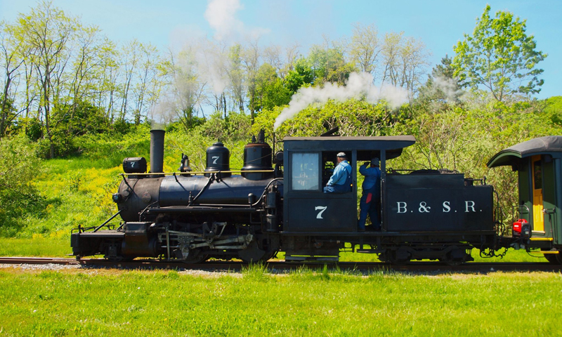 Maine Narrow Gauge train in the summer; Photo Credit: Bill Willis/Precious Escapes Photography